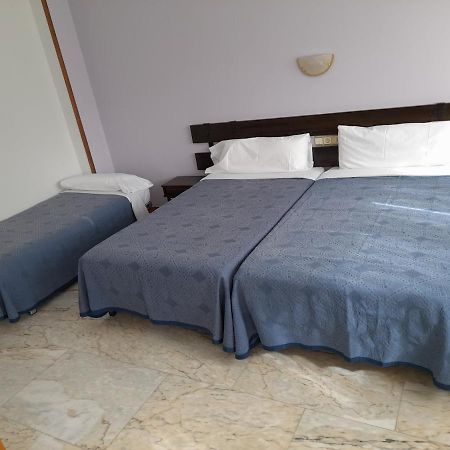 Hotel Os Carballos Sigueiro Esterno foto