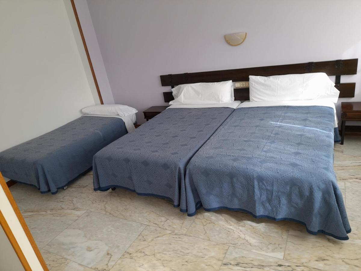 Hotel Os Carballos Sigueiro Esterno foto