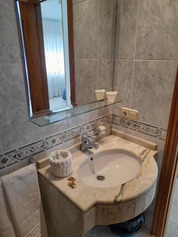 Hotel Os Carballos Sigueiro Esterno foto