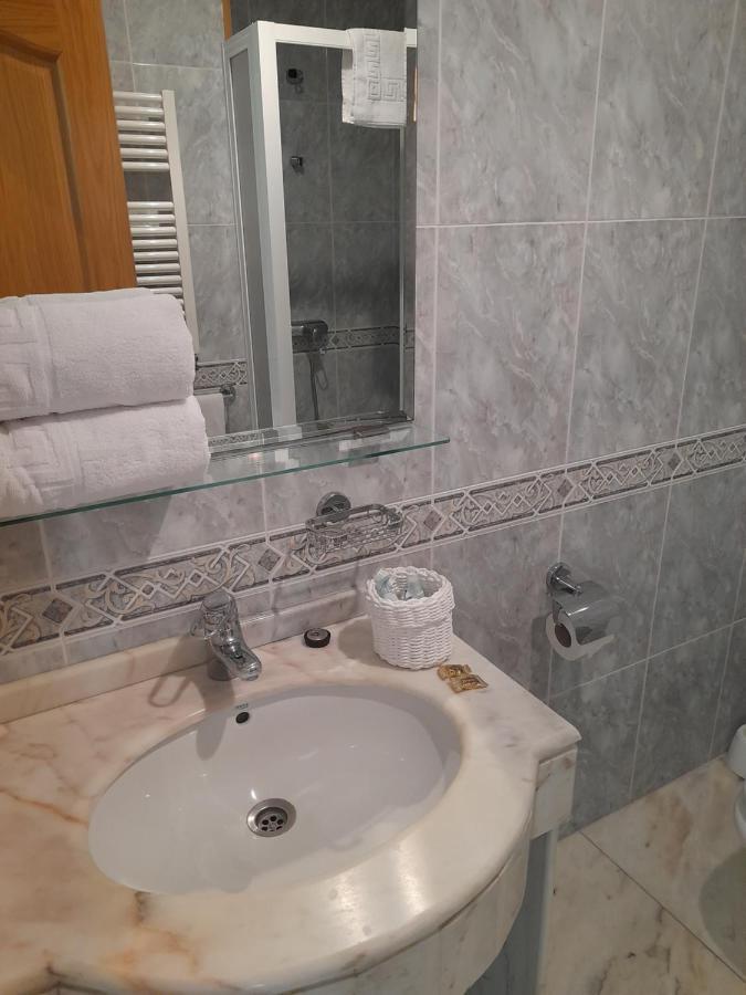 Hotel Os Carballos Sigueiro Esterno foto