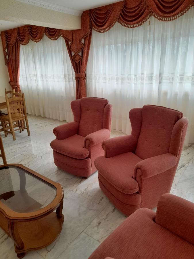 Hotel Os Carballos Sigueiro Esterno foto